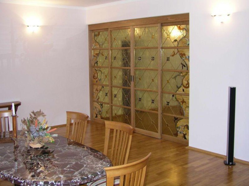 Перегородка для гостиной с цветным стеклом и декоративными вставками Лесосибирск