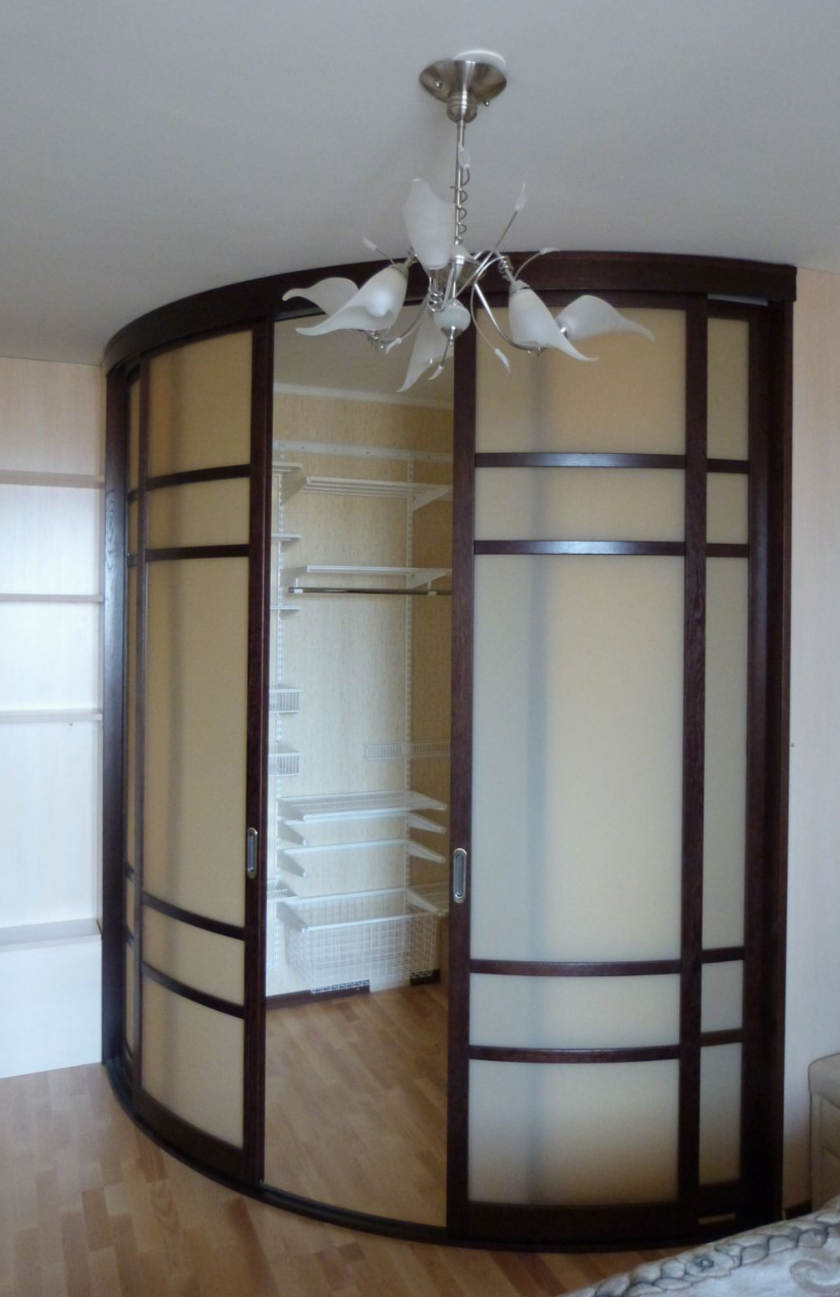 Радиусная полукруглая угловая гардеробная комната Лесосибирск