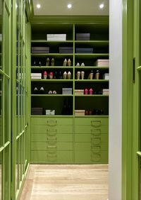 Г-образная гардеробная комната в зеленом цвете Лесосибирск