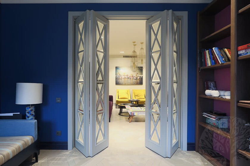 Двери гармошка  для гостиной со стеклами с разделителями Лесосибирск
