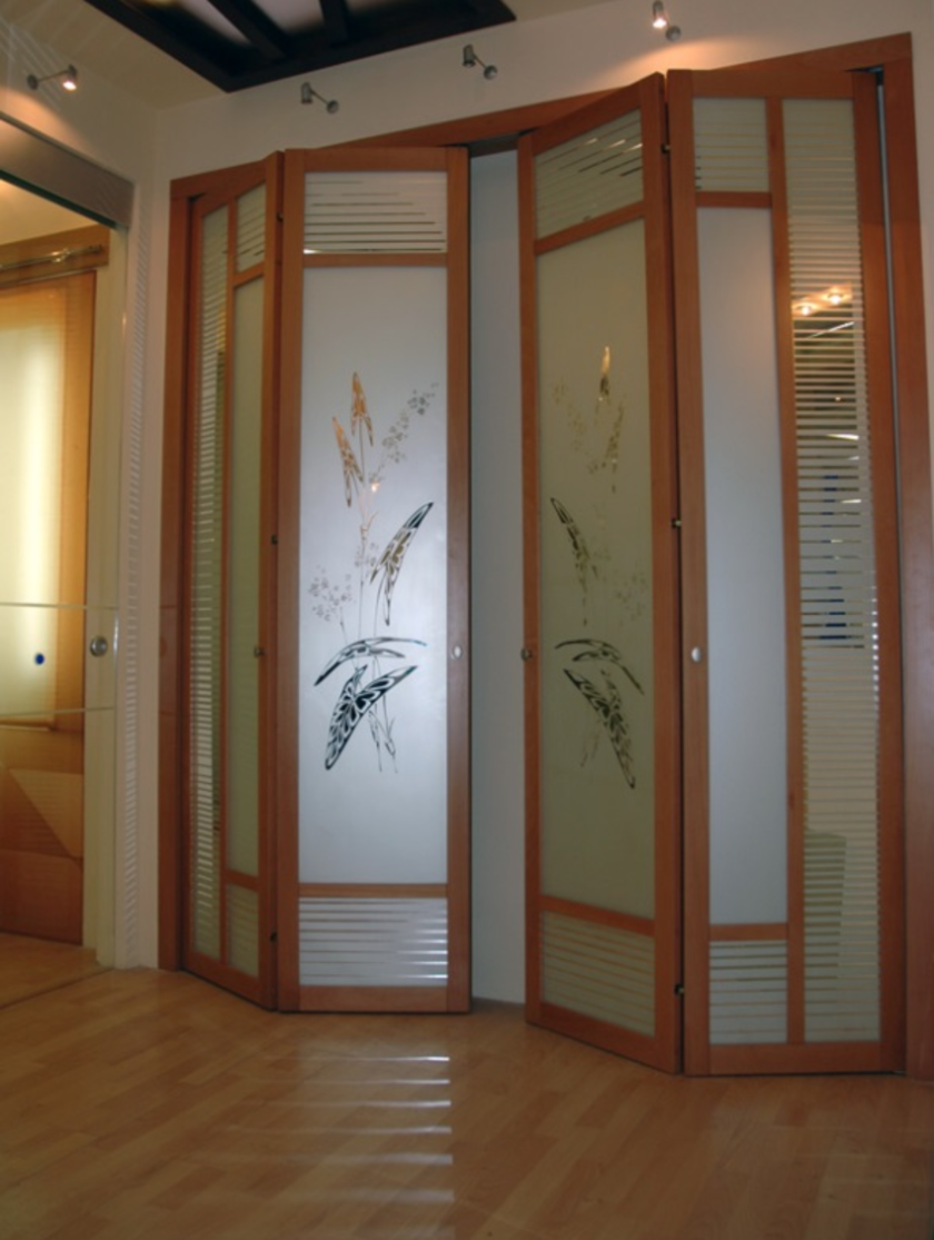 Широкие двери гармошка с матовым стеклом и рисунком Лесосибирск