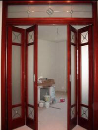 Дверь гармошка с декоративными стеклянными вставками Лесосибирск