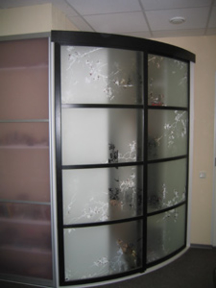 Шкаф купе радиусный с рисунком на стекле Лесосибирск